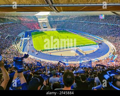 BERLINO, GERMANIA - 18 maggio 2019: Migliaia di tifosi che guardano una partita di calcio in uno stadio di Berlino, Germania Foto Stock