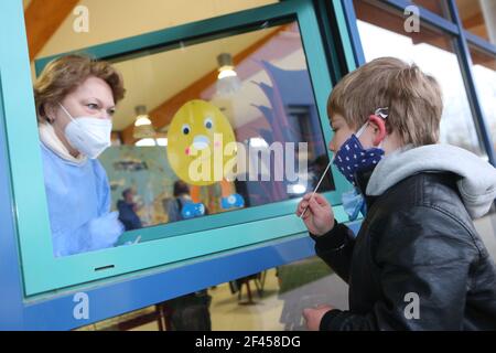 Halberstadt, Germania. 19 marzo 2021. Àbel di Halberstadt si trova di fronte al centro di test presso la scuola elementare Anne-Frank di Halberstadt e prende un tampone nasale anteriore. A Halberstadt, sono stati avviati test rapidi gratuiti in 5 scuole. Un totale di 30 alunni si sono volontari per essere testati. Da lunedì in poi, in tutte le scuole della Sassonia-Anhalt saranno effettuati test rapidi. Credit: Matrhias Bein/dpa-Zentralbild/dpa/Alamy Live News