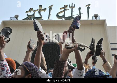 Migliaia di sostenitori dell'Hifazat-e-Islam si sono riuniti dopo la preghiera Jumma alla Moschea Nazionale di Dhaka, Bangladesh, il 19 marzo 2021. Con le loro scarpe in mano, si aggrapparono e gridarono: 'modi, vai indietro', 'modi è un assassino', 'modi non ha ingresso in Bangladesh'. (Foto di MD Saiful Amin/Pacific Press/Sipa USA) Foto Stock