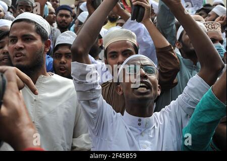 Migliaia di sostenitori dell'Hifazat-e-Islam si sono riuniti dopo la preghiera Jumma alla Moschea Nazionale di Dhaka, Bangladesh, il 19 marzo 2021. Con le loro scarpe in mano, si aggrapparono e gridarono: 'modi, vai indietro', 'modi è un assassino', 'modi non ha ingresso in Bangladesh'. (Foto di MD Saiful Amin/Pacific Press/Sipa USA) Foto Stock