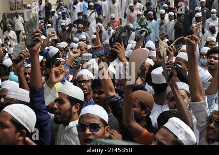 Migliaia di sostenitori dell'Hifazat-e-Islam si sono riuniti dopo la preghiera Jumma alla Moschea Nazionale di Dhaka, Bangladesh, il 19 marzo 2021. Con le loro scarpe in mano, si aggrapparono e gridarono: 'modi, vai indietro', 'modi è un assassino', 'modi non ha ingresso in Bangladesh'. (Foto di MD Saiful Amin/Pacific Press/Sipa USA) Foto Stock