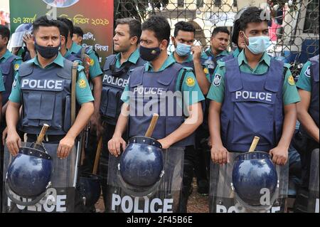 Migliaia di sostenitori dell'Hifazat-e-Islam si sono riuniti dopo la preghiera Jumma alla Moschea Nazionale di Dhaka, Bangladesh, il 19 marzo 2021. Con le loro scarpe in mano, si aggrapparono e gridarono: 'modi, vai indietro', 'modi è un assassino', 'modi non ha ingresso in Bangladesh'. (Foto di MD Saiful Amin/Pacific Press/Sipa USA) Foto Stock