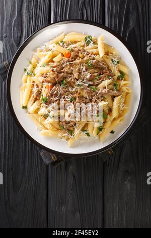 La salsa genovese è un ricco sugo di pasta a base di cipolla servito con la pasta da vicino nel piatto sul tavolo. Vista dall'alto verticale Foto Stock