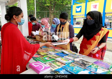 Dhaka, Bangladesh - 18 marzo 2021: I visitatori sfogliano i libri in uno stand della fiera Ekushey Book a Suhrawardy Udyan a Dacca. La fiera, tradizionalmente organi Foto Stock