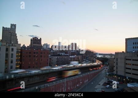 auto che guidano velocemente su strada nella città di new york Foto Stock