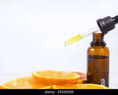Flacone di siero di vitamina C con contagocce su fondo di marmo bianco Foto Stock