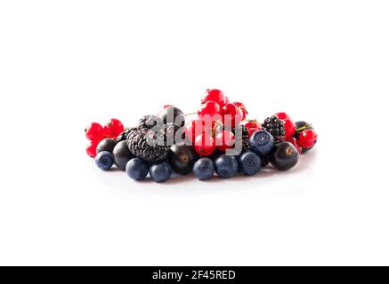 Frutta, bacche isolate su sfondo bianco. Frutta e bacche con spazio per la copia del testo. Ribes rosso, ribes nero, mirtillo, gelso. misto berri Foto Stock