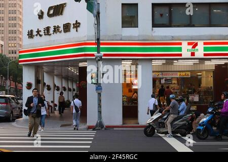 TAIPEI, TAIWAN - 3 DICEMBRE 2018: La gente cammina dal mini-market 7-Eleven a Taipei, Taiwan. 7-Eleven è uno dei più grandi operatori di negozi di alimentari in Foto Stock