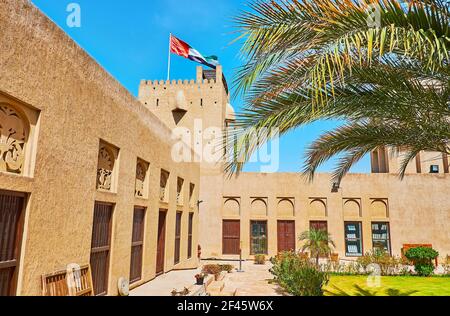 Il pittoresco tribunale di Storia Museum con una vista sulle mura di adobe e la vecchia torre di guardia, quartiere al Shindagha, Dubai, Emirati Arabi Uniti Foto Stock