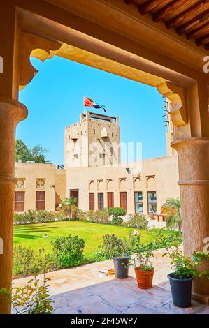 La galleria del museo di storia apre la vista sulla sua corte panoramica e torre di osservazione, al Shindagha quartiere, Dubai, Emirati Arabi Uniti Foto Stock