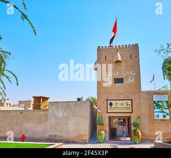 DUBAI, Emirati Arabi Uniti - 8 MARZO 2020: Edificio tradizionale del Museo di Storia con la vecchia torre di guardia conservata sopra l'ingresso, l'8 marzo a Dubai Foto Stock