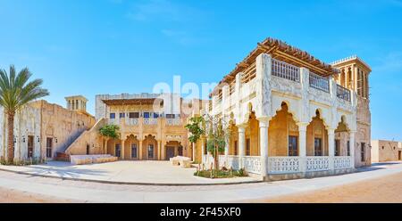 Panorama del pittoresco palazzo in stile arabo con terrazze ombreggiate, barjeel e decorazioni scolpite, quartiere al Shindagha, Dubai, Emirati Arabi Uniti Foto Stock