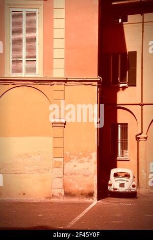 Tipica architettura mediterranea a Bologna. Piccola vecchia macchina. Stile immagine con elaborazione incrociata - tono con filtro retrospettiva. Foto Stock