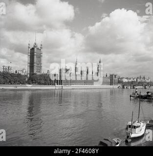 1950s, vista storica del Palazzo di Westminster sulla northbank del Tamigi, sede dei due seggi del governo britannico, la Camera dei Comuni e la Camera dei Lord, Westminster, Londra, Inghilterra, Regno Unito. Foto Stock