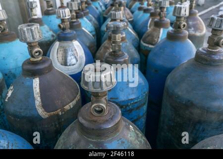 Un fascio di bombole di ossigeno con gas compresso Foto Stock