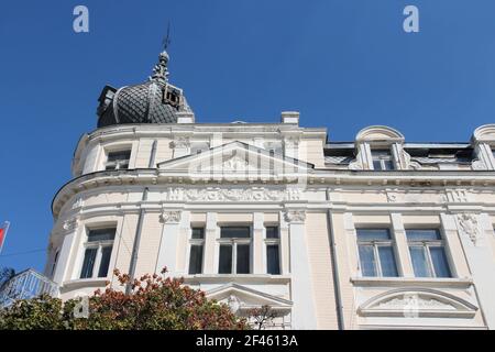 Vidin, Bulgaria - vecchio edificio di appartamenti. L'architettura residenziale esterno. Foto Stock