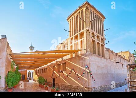 Il tradizionale palazzo in adobe con il paravento barjeel e le mura adoiche, appartiene al Dipartimento del Patrimonio architettonico e delle Antichità, al Fahidi, Foto Stock