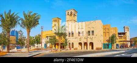 Panorama di al Fahidi case storiche in adobe, sormontata con i barjeel windcatchers, Dubai, Emirati Arabi Uniti Foto Stock