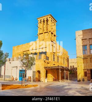 Il quartiere storico di al Fahidi si trova lungo il Dubai Creek, vanta i quartieri di case in adobe restaurate con i tradizionali barjeel a vento, Foto Stock