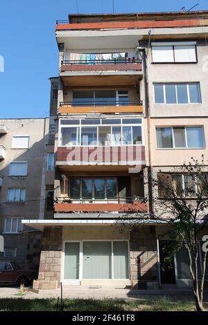 Vidin città, Bulgaria. Vecchio edificio di appartamenti in cemento. Architettura residenziale fatiscente. Foto Stock