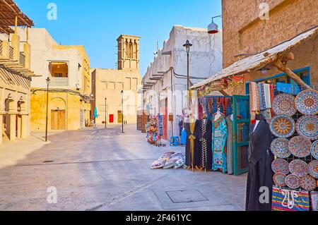 Le ceramiche colorate e i tradizionali abiti islamici nel mercato, situato ad al Fahidi, Dubai, Emirati Arabi Uniti Foto Stock