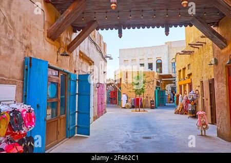 I vicoli stretti e i negozi colorati del bazar turistico nello storico quartiere di al Fahidi, Dubai, Emirati Arabi Uniti Foto Stock