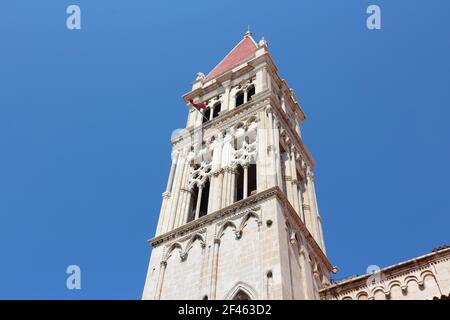 cattedrale di Trogir campanile - punto di riferimento della Croazia. Patrimonio dell'umanità dell'UNESCO. Foto Stock