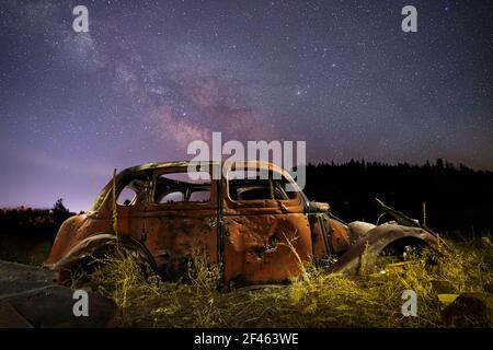 Abbandonato 30's Chrysler auto sotto il cuore della strada lattiginosa. Girato al Ranch Park di Susanville, California, Stati Uniti. Foto Stock