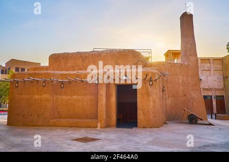 La vecchia piccola moschea di adobe nel quartiere storico di al Fahidi, Dubai, Emirati Arabi Uniti Foto Stock