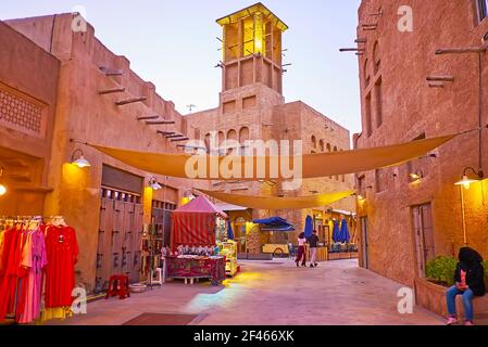 La strada panoramica adobe di al Fahidi con piccole bancarelle del mercato turistico, che offre souvenir, abbigliamento, gioiellerie tradizionali, Dubai, EMIRATI ARABI UNITI Foto Stock