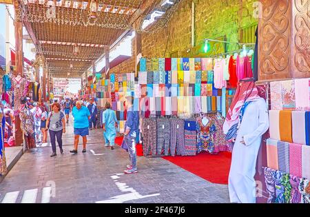 DUBAI, Emirati Arabi Uniti - 8 MARZO 2020: Esplora il vecchio mercato del souk di Dubai con vicoli coperti ombreggiati, bancarelle, che offrono diversi prodotti turistici - spezie, profumi, s. Foto Stock