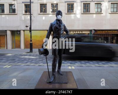 Londra, Regno Unito. 19 marzo 2021. La statua di Beau Brummell su Jermyn Street a Londra vede la statua di Brummell indossare una maschera chirurgica di prevenzione covid durante la pandemia a Londra, Regno Unito il 3/19/2021. (Foto di Diana Buzoianu/News Images/Sipa USA) Credit: Sipa USA/Alamy Live News Foto Stock