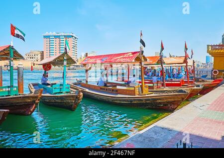 DUBAI, Emirati Arabi Uniti - 8 MARZO 2020: La linea di barche ormeggiate in abra al molo di Bur Dubai, l'8 marzo a Dubai Foto Stock