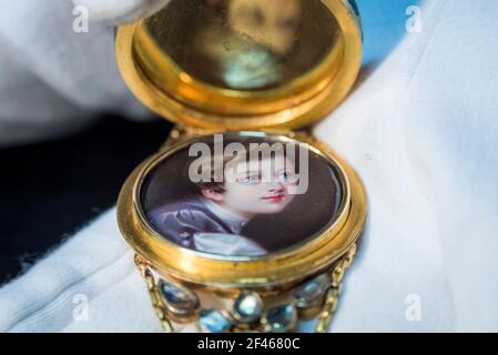 Londra, Regno Unito. 19 marzo 2021. Un membro dello staff presenta un 'Diamond-set e bracciale d'oro smaltato contenente un ritratto in miniatura di Alberto, Principe Consort, da bambino, di Henry Pierce Bone (177901855), India e Inghilterra, 19 ° secolo', (est. £4,000-£6,000). Anteprima della prossima vendita di proprietà dalla collezione della Patricia Knatchbull, 2 ° Contessa Mountbatten di Birmania. Oltre 350 lotti che spanning monili, mobili, dipinti, scultura, libri, Argento, ceramica e oggetti d'arte saranno messi all'asta il 24 marzo presso le gallerie di Sotheby New Bond Street. Credit: Stephen Chung/Alamy Live News Foto Stock