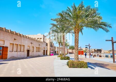 Passeggia per il fiume Dubai nello storico quartiere di adobe al Shindagha, Dubai, Emirati Arabi Uniti Foto Stock