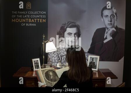 Londra, Regno Unito. 19 marzo 2021. Una visione generale di una promozione per la vendita. Anteprima della prossima vendita di proprietà dalla collezione della Patricia Knatchbull, 2 ° Contessa Mountbatten di Birmania. Oltre 350 lotti che spanning monili, mobili, dipinti, scultura, libri, Argento, ceramica e oggetti d'arte saranno messi all'asta il 24 marzo presso le gallerie di Sotheby New Bond Street. Credit: Stephen Chung/Alamy Live News Foto Stock