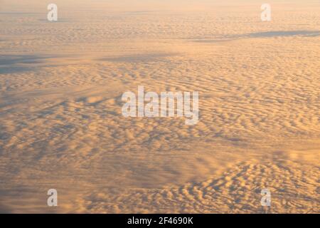 Nuvola d'oro sul cielo blu lato esterno vista dalle finestre laterali dell'aeroplano quando alba, copertura del paesaggio, pubblicità e mockup, trasporto Foto Stock