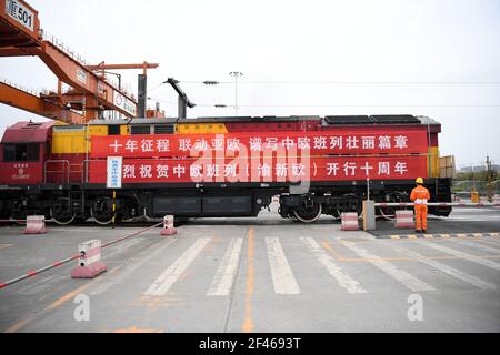 (210319) -- CHONGQING, 19 marzo 2021 (Xinhua) -- UN treno merci Yuxin'ou (Chongqing-Xinjiang-Europe) Cina-Europa si prepara a lasciare la stazione del villaggio di Tuanjie del comune di Chongqing, 19 marzo 2021. Con un forte fischio di treno che echeggia attraverso l'aria, un treno merci diretto a Duisburg, Germania, ha lentamente tirato fuori dalla stazione del villaggio di Tuanjie del comune di Chongqing della Cina sudoccidentale il venerdì mattina. "Esattamente dieci anni fa, ho segnalato che il primo treno merci Cina-Europa, lo Yuxin'ou (Chongqing-Xinjiang-Europe), partiva qui", ha ricordato Zhang Xin Foto Stock