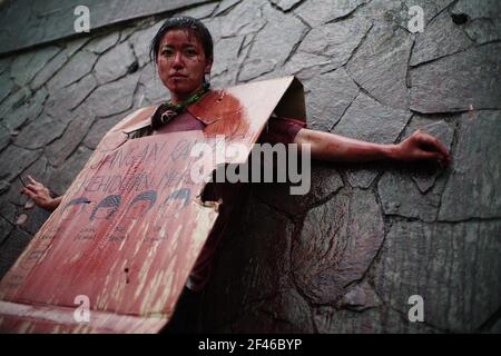 Giacarta, DKI Jakarta, Indonesia. 19 marzo 2021. Un acitivista si esibisce sul muro di un parco di skate durante una protesta contro la distruzione ambientale a Giacarta, Indonesia, il 19 marzo 2021. Decine di persone hanno partecipato a una manifestazione come parte del movimento globale per gli scioperi climatici, chiedendo al governo di dichiarare un’emergenza climatica. Credit: Muhammad Zaenuddin/ZUMA Wire/Alamy Live News Foto Stock