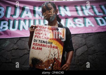 Giacarta, DKI Jakarta, Indonesia. 19 marzo 2021. Un acitivista si esibisce in un parco di skate durante una protesta contro la distruzione ambientale a Giacarta, Indonesia, il 19 marzo 2021. Decine di persone hanno partecipato a una manifestazione come parte del movimento globale per gli scioperi climatici, chiedendo al governo di dichiarare un’emergenza climatica. Credit: Muhammad Zaenuddin/ZUMA Wire/Alamy Live News Foto Stock