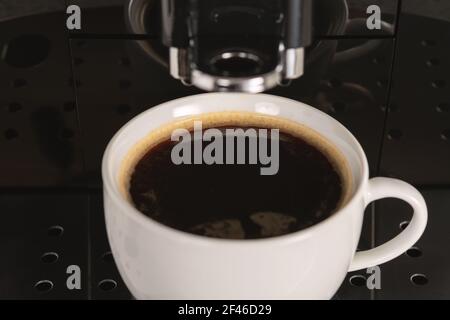 Moderna macchina per caffè espresso con un guardaroba per una tazza. Foto Stock