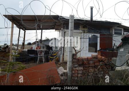 Il giardino di una casa sporca e disordinata piena di cose. Casa degli squadroni. Foto Stock