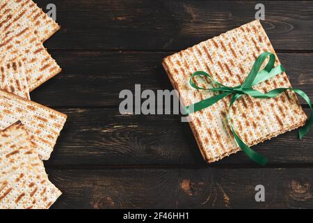 Matzah sfondo. Buona Pasqua. Tradizionale ebraico regilious vacanza Pesach. Pane matzo su tavolo di legno scuro. Foto Stock