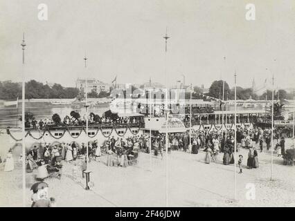 Meissen. Lo spritzer personale 'Hohenzollern' (1897, cantiere Blasewitz) con gioielleria di celebrazione in occasione di un giro del re di Siam sull'Elba. Vista dalla riva di Linkelbia su Meissen-Cölln Foto Stock