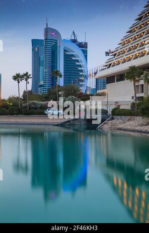 Qatar, Doha, West Bay, Sheraton Doha Resort & Convention Hotel e skyline di West Bay Foto Stock