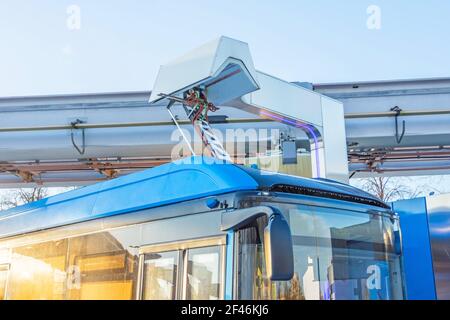 Dispositivo per la ricarica delle batterie sul tetto di un trasporto ecologico di un autobus urbano, ricarica del rifornimento, stazione di rifornimento Foto Stock