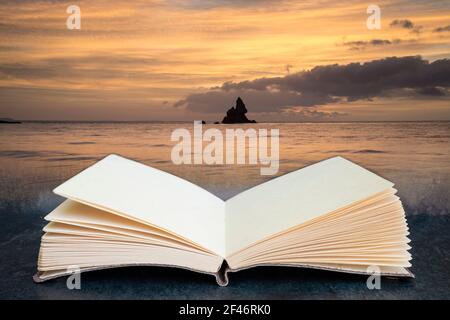 Splendida alba Landsdcape di idilliaca Broadhaven Bay spiaggia su Pembrokeshire Coast in Galles esce dalle pagine del libro concettuale Foto Stock