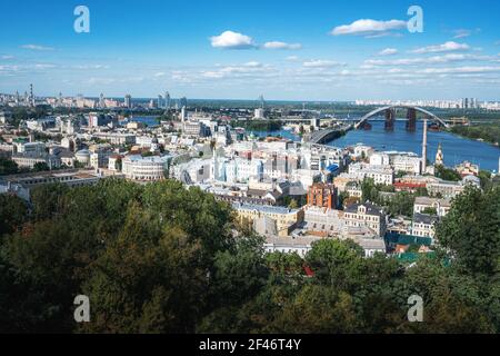 Vista aerea di Kiev con il fiume Dnieper e il ponte Podolsky - Kiev, Ucraina Foto Stock