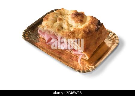 Panino di focaccia ripieno di mortadella bolognese in vassoio da asporto isolato su bianco Foto Stock