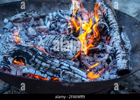 Un fuoco ardente in una fossa, un sacco di legno già bruciato via Foto Stock